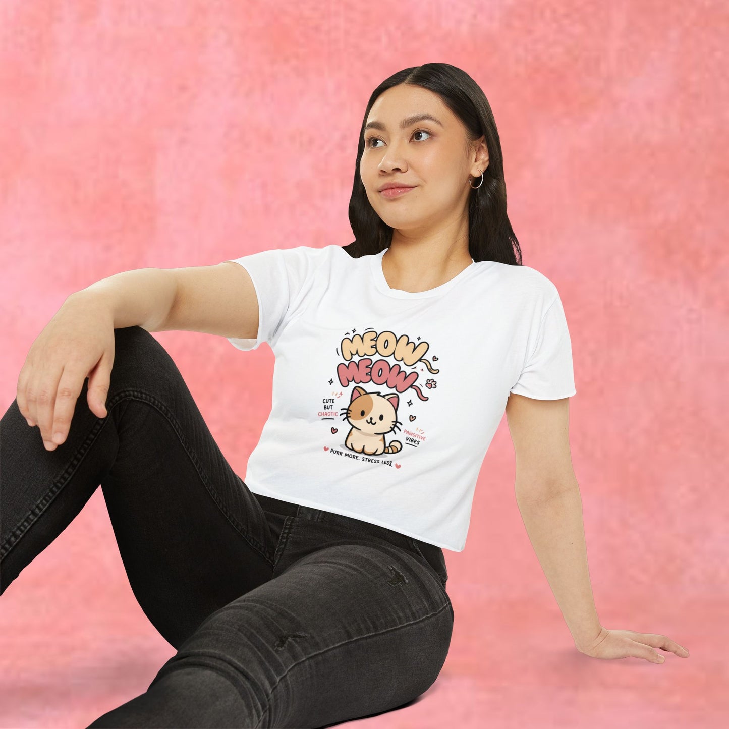 Haut court Mochi le chat positif mignon — T-shirt graphique de festival pour femme