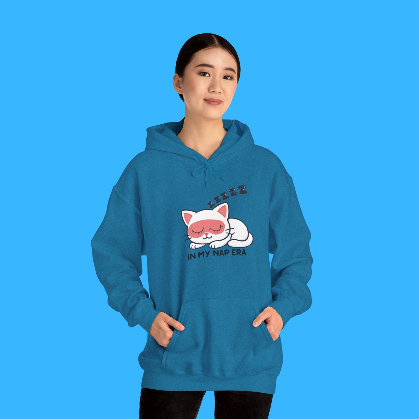 Sudadera con capucha LUMI the Cat — "En mi era de siesta" Pullover rosa acogedor