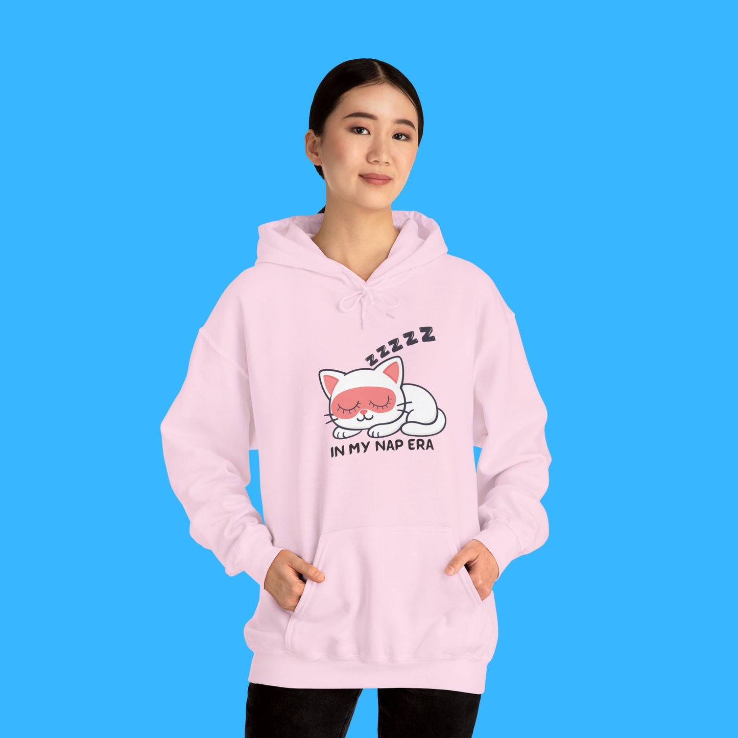 Sudadera con capucha LUMI the Cat — "En mi era de siesta" Pullover rosa acogedor